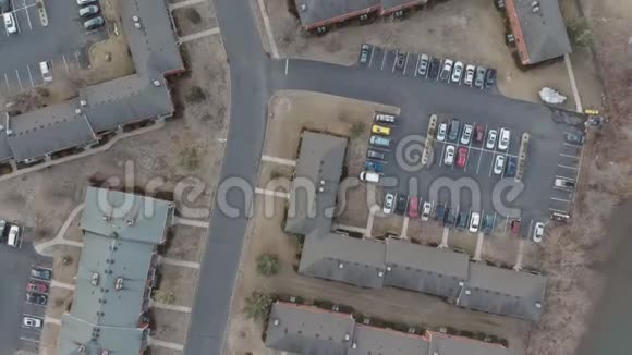 从小镇的家可以看到屋顶的家庭住宅视频的预览图