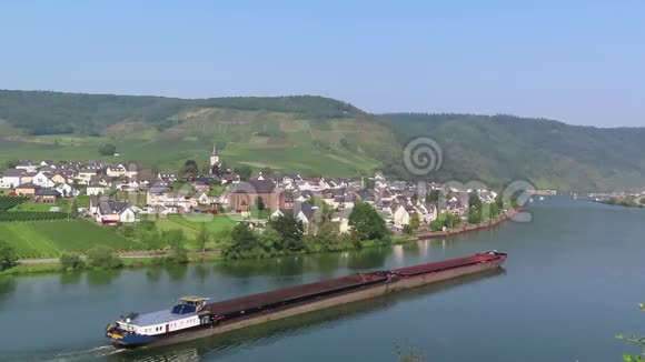 德国Beilstein村和EllenzRhinelandPalatin村旁边的Moselle河上的工业驳船视频的预览图