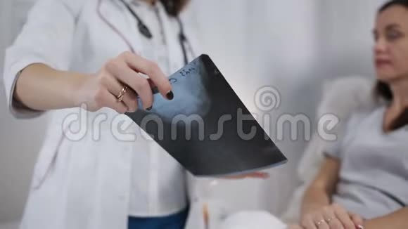 医生给躺在病房床上的病人看x光保健概念视频的预览图