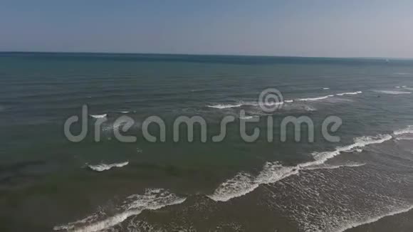 在大海和海岸上空飞行的无人机视频的预览图