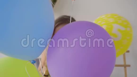 有气球的漂亮女孩视频的预览图