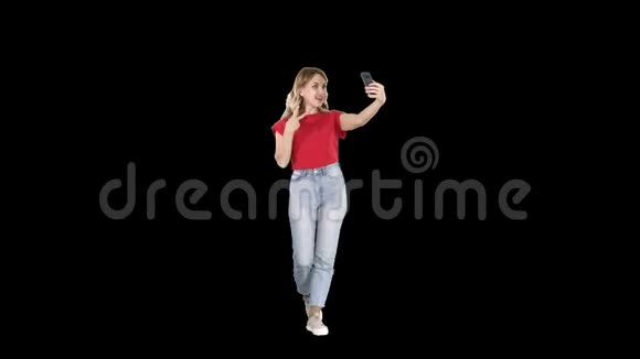 精彩的白色女模特在散步时自拍阿尔法频道视频的预览图