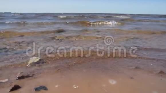 沙滩被海浪冲刷视频的预览图