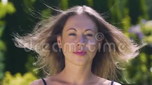 风吹起女人的头发快乐夏日户外时光女人的美丽慢视频的预览图