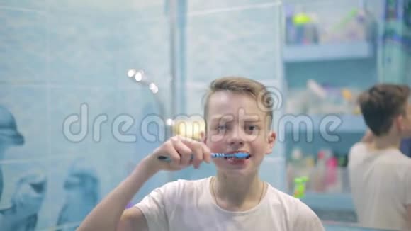 十几岁的男孩在浴室刷牙保健视频的预览图