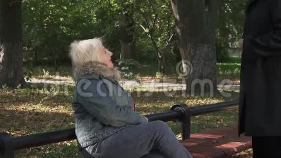 老人和女人在公园见过面视频的预览图
