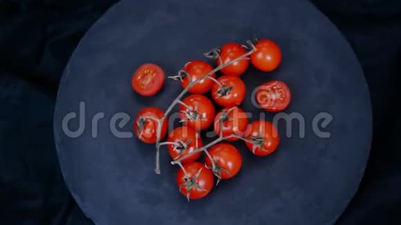 在黑色背景上旋转红色樱桃番茄上景视频的预览图
