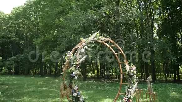 花装饰美丽的婚礼拱门户外视频的预览图