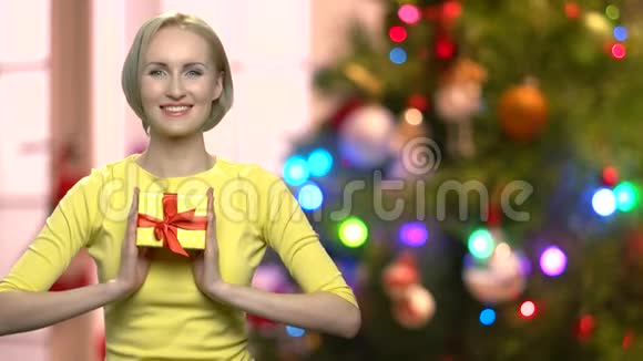 相当优雅的女人拿着圣诞礼物盒视频的预览图