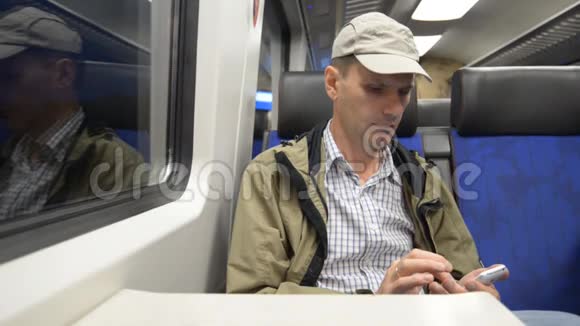 有智能手机的人坐火车视频的预览图