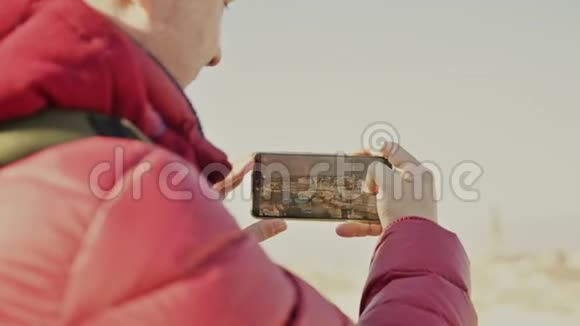 穿红色夹克的人用智能手机拍摄佛罗伦萨的地标视频的预览图