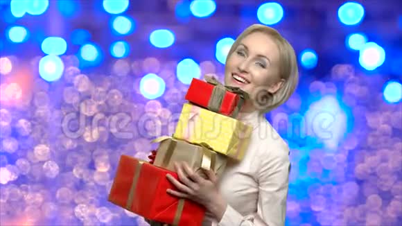 女人拿着一叠圣诞礼盒视频的预览图