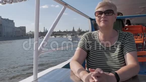 旅游船上的成年女子视频的预览图