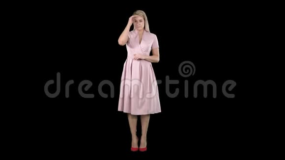 美丽温柔的女孩穿着粉红色的裙子看着镜子阿尔法频道视频的预览图