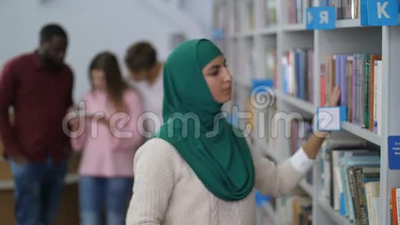 在图书馆找书的穆斯林学生视频的预览图