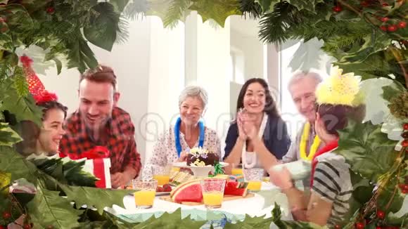 圣诞树和家人一起吃晚餐视频的预览图