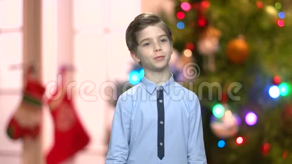 可爱的说话男孩抽象的圣诞节背景视频的预览图