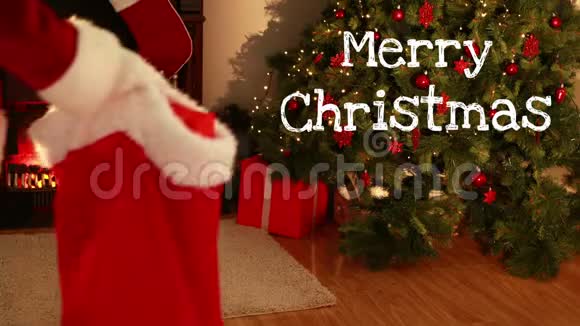 圣诞快乐短信圣诞老人穿着漂亮的女士打开礼物视频的预览图