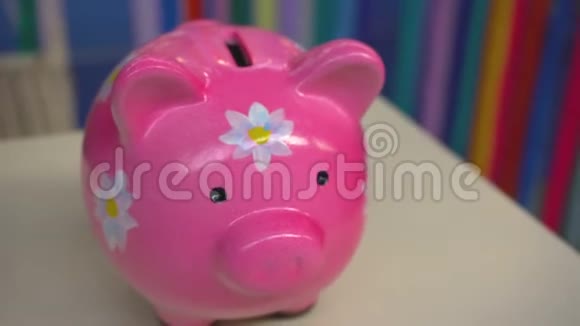 粉红猪钱箱桌上摆着鲜花视频的预览图