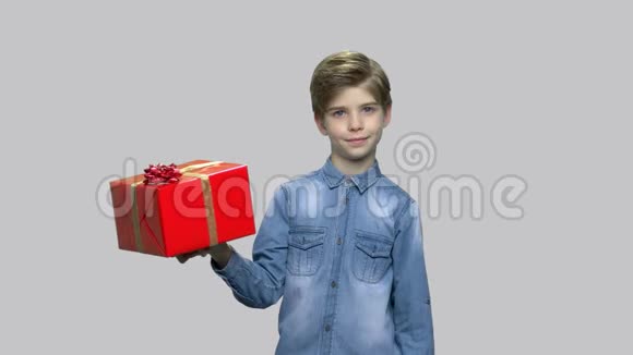 英俊的小男孩带大礼物盒视频的预览图
