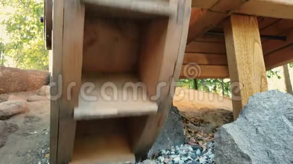 木制砂轮在户外旋转旧的传统磨床视频的预览图