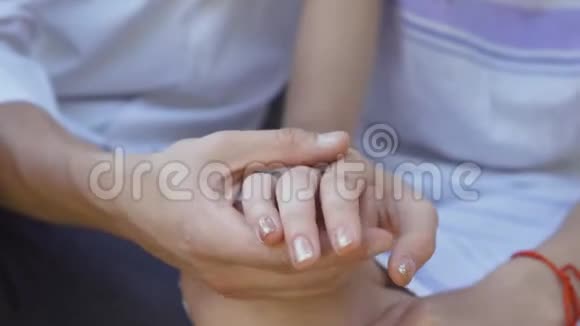 白种人的特写男女牵手浪漫的约会温柔爱的观念视频的预览图