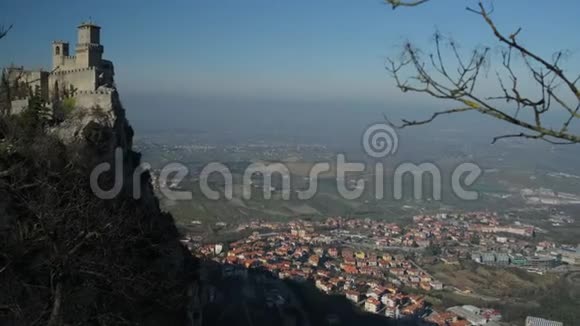 从山上俯瞰圣马里诺镇和瓜伊塔视频的预览图