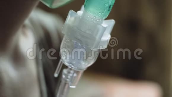 使用气雾剂雾化吸入器近距离观察支气管炎妇女视频的预览图