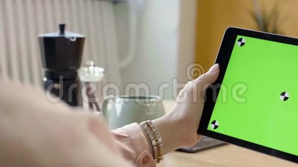 为在平板电脑上工作的漂亮年轻女性提供绿色屏幕特写库存录像女性双手抓住并抓住视频的预览图