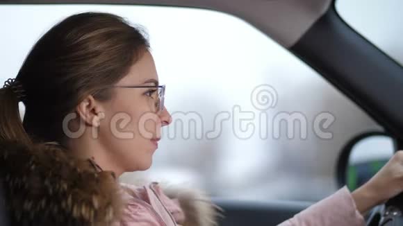 准备好了车里的女孩看着上面的镜子挺直了头发视频的预览图