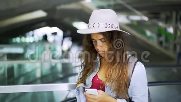 女旅行者看护照视频的预览图
