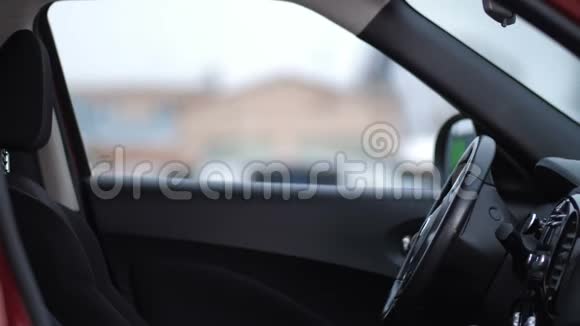 穿着夹克和眼镜的女孩坐在车里启动它离开4K慢莫视频的预览图