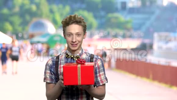 可爱的少年拿着礼品盒视频的预览图