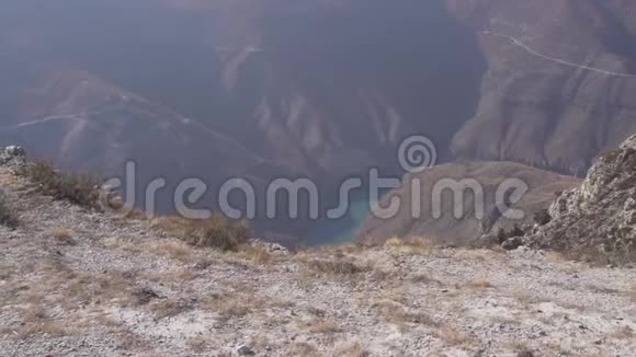 晴天的悬崖边周围的山和山的壮观景色视频的预览图