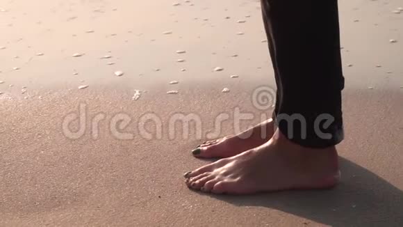 女人脚在沙子里一动不动留下痕迹鞋跟印视频的预览图