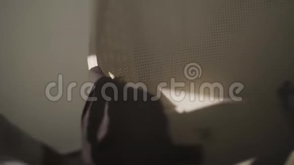 一个男人从房间里的椅子上拿一件夹克视频的预览图