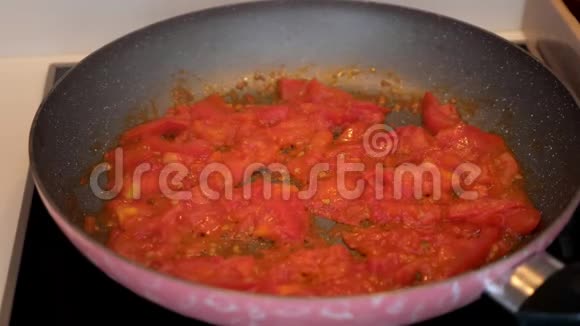 准备番茄酱在厨房的锅上特写视频的预览图