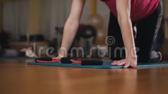 伸展某些肌肉女人在健身房做普拉提练习视频的预览图