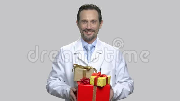快乐医生在灰色背景下送礼物视频的预览图