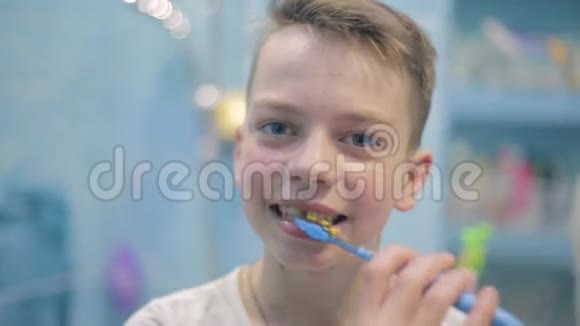 十几岁的男孩在浴室刷牙保健视频的预览图