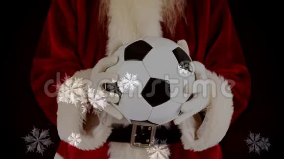 圣诞老人拿着一个雪花足球视频的预览图