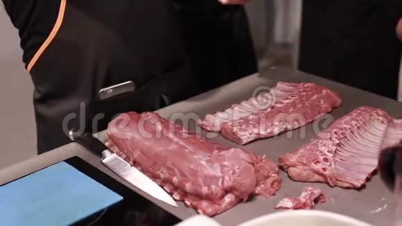 厨师解释如何切肉肋眼牛排切肉片食品大师级视频的预览图