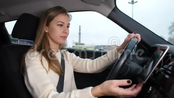 一个带着手机的沮丧女人坐在车里准备哭她沮丧地落在方向盘上视频的预览图