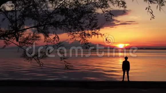 独自一人站在海边看海洋日落视频的预览图