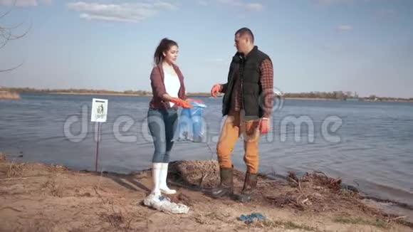 环境自然两名志愿者积极分子清理污染的河边垃圾并收集到视频的预览图
