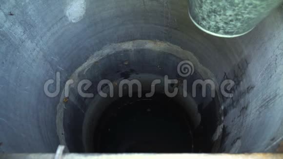 镀锌桶在井中滴下并上升以获得水视频的预览图