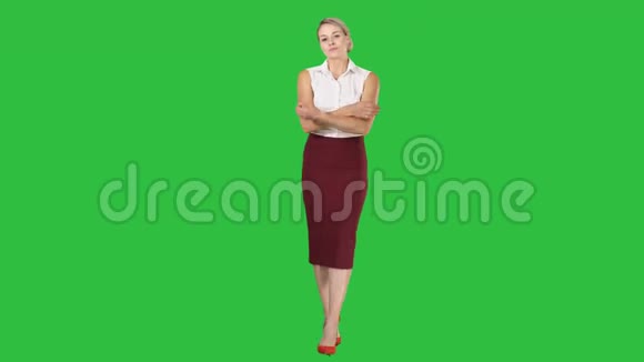 女商人站在一个绿色的屏幕上双臂折叠着很酷铬钥匙视频的预览图