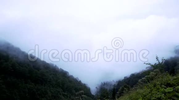时光流逝雾在一个山谷中移动格鲁吉亚视频的预览图