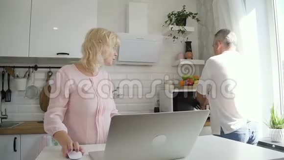 成熟的妻子要求退休的丈夫帮助电脑视频的预览图