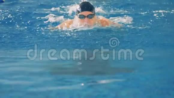 女游泳运动员缓慢地深呼吸视频的预览图